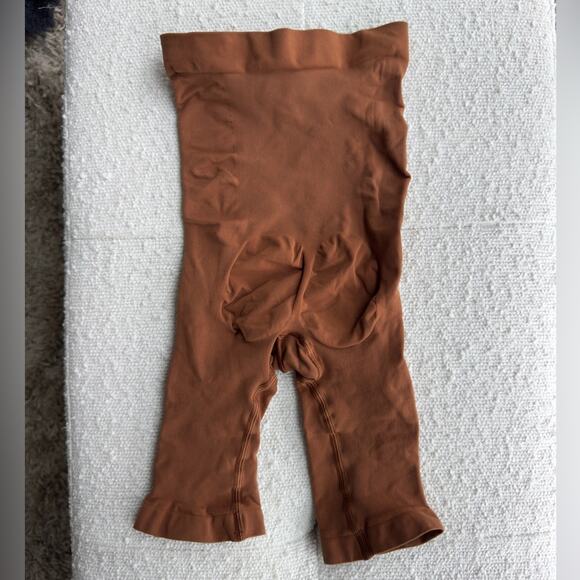 SKIMS Seamless Sculpt High Waisted Above Knee Short Bronze Shapewear XS NWOT - Picture 3 of 5